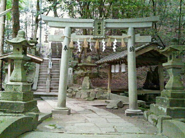 階段前の鳥居