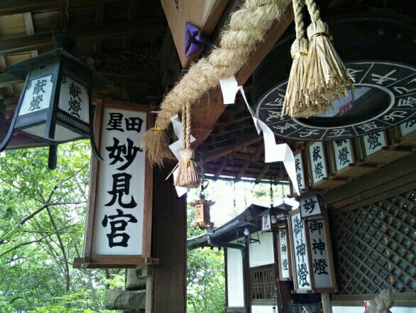 色んな装飾が施された拝殿