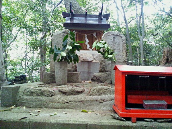 星田妙見宮拝殿裏の荼枳尼天の祠