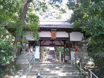 蹉跎神社の階段途中にある中門