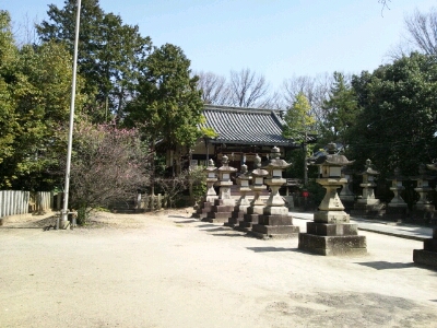 蹉跎神社境内にある沢山の灯籠