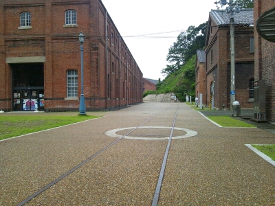 赤れんが倉庫の間を通る線路跡