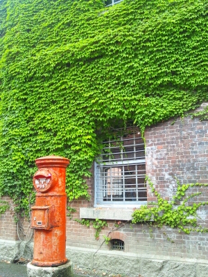 赤煉瓦倉庫3号棟前にある、昭和感いっぱいの赤ポスト