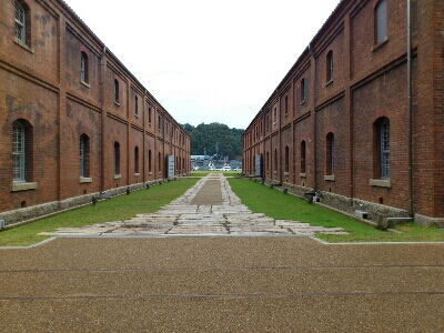 赤れんが倉庫の3号棟と4号棟の間から撮った風景