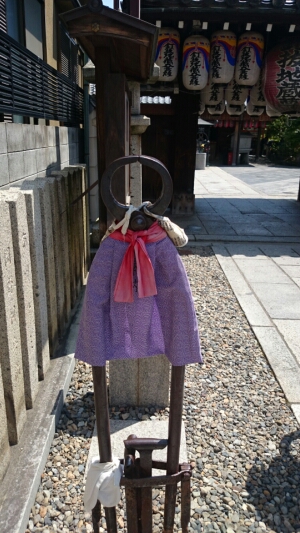 石像寺の境内にある釘抜きのモニュメント