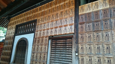 本堂に沢山貼り付けられた釘抜きの絵馬