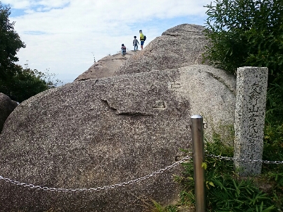 交野山の観音岩