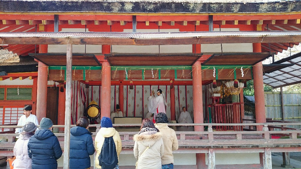 石清水八幡宮の厄除けで巫女舞いを奉納する巫女さん