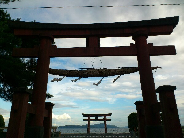 白鬚神社の境内の鳥居から琵琶湖に浮かぶ鳥居を見る