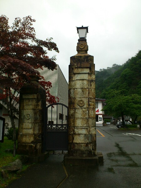 生野銀山の歴史を感じる門柱