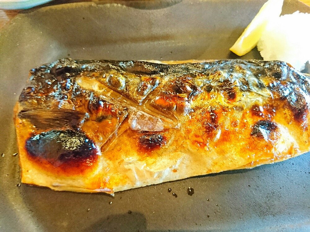 皮めをバリバリに焼い焼塩サバ