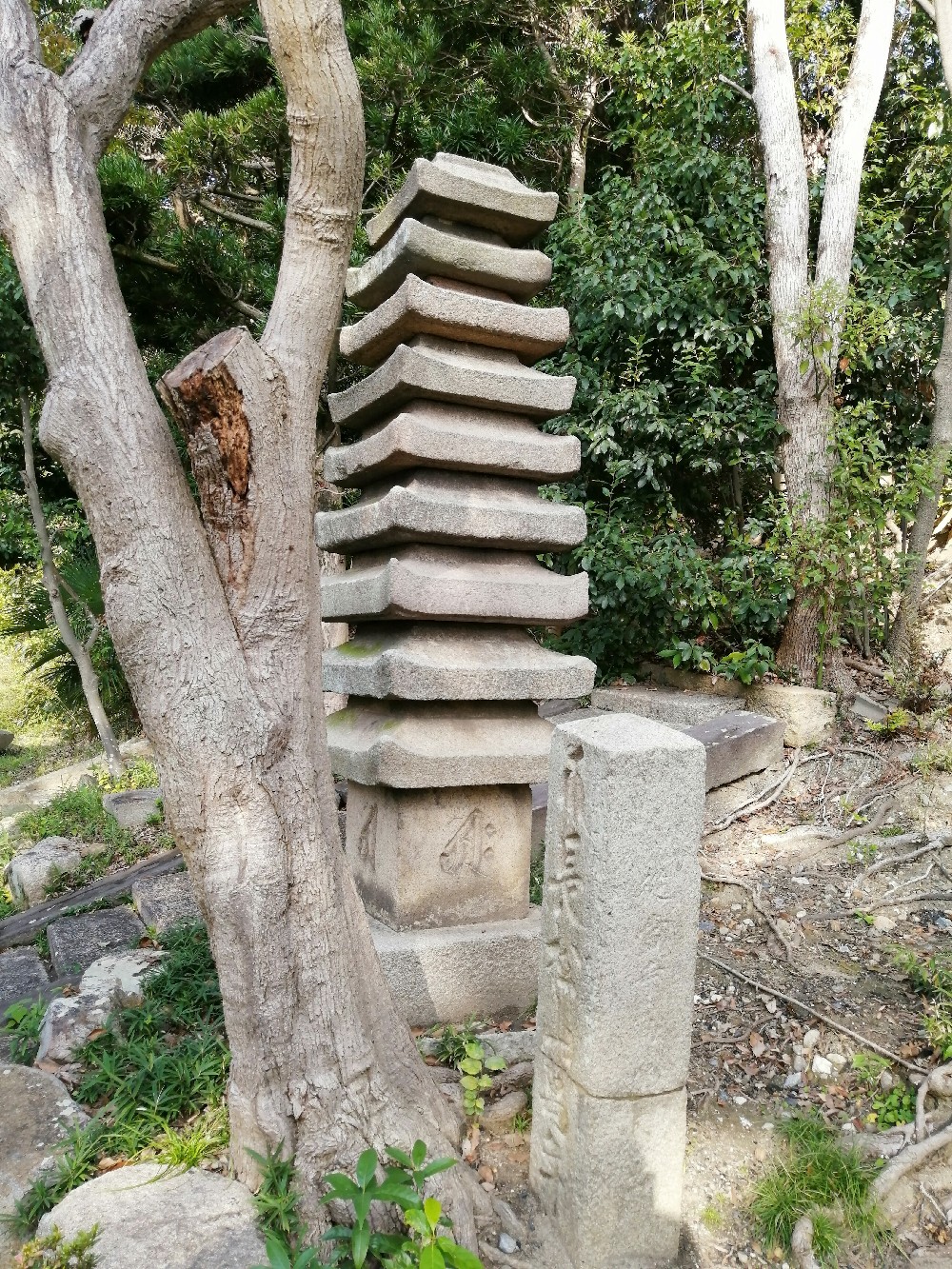 万年寺の遺構十三重の塔