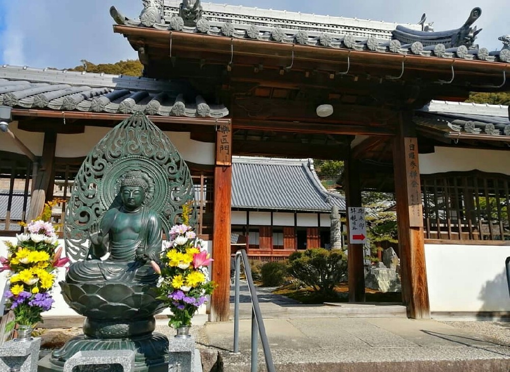 興聖寺の薬医門