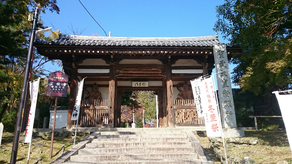 宝寺の山門