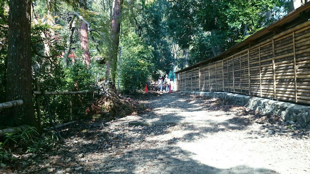 天王山へとつづく山道