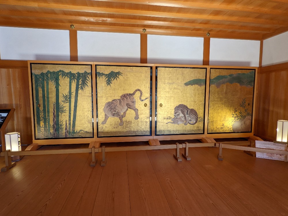 虎の絵が描かれた金屏風
