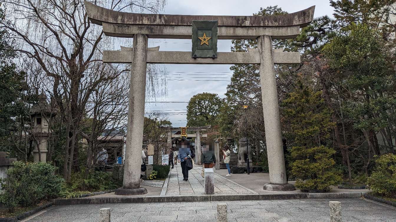 五芒星のマークが入った鳥居