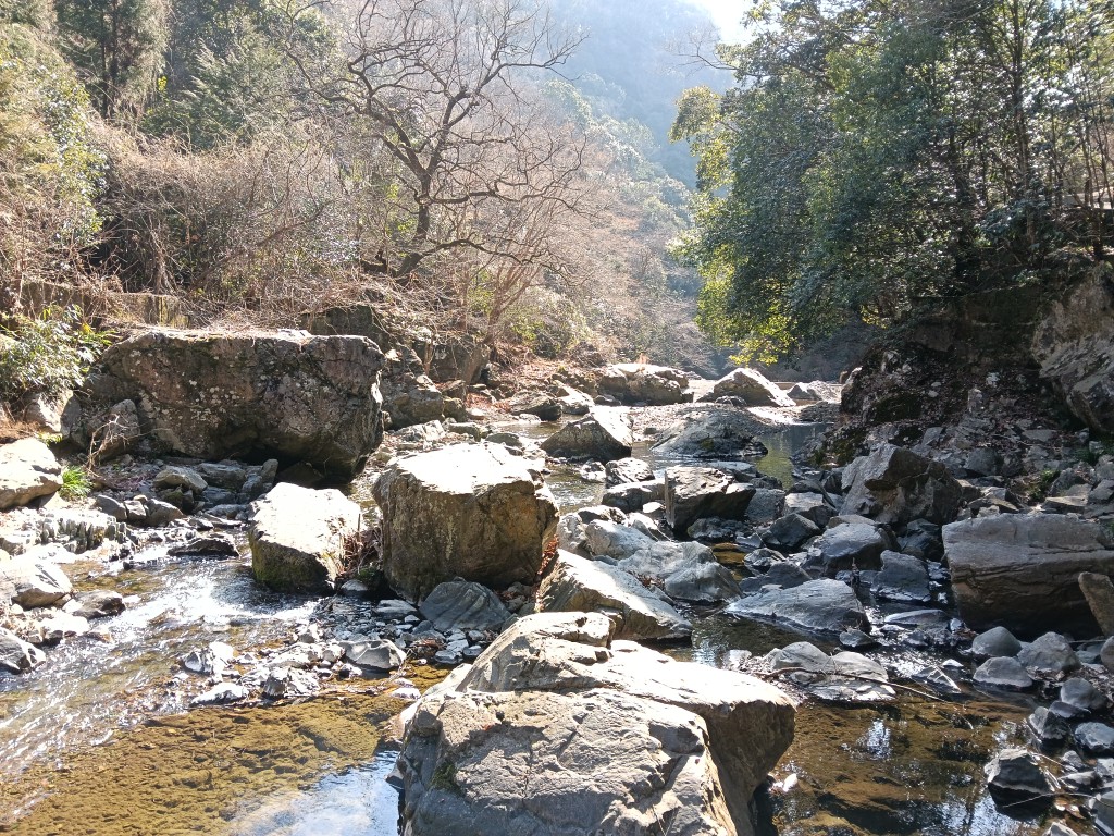 渓谷では大きな岩があちらこちらに転がっている