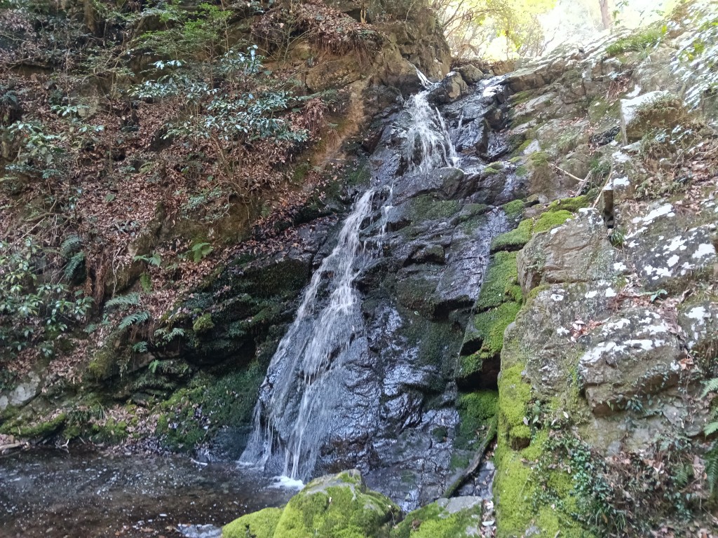 ザーッと鳴り響く摂津峡の白滝