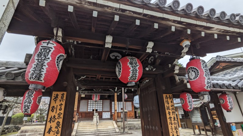 東向観音寺の入口。赤い提灯が目印。