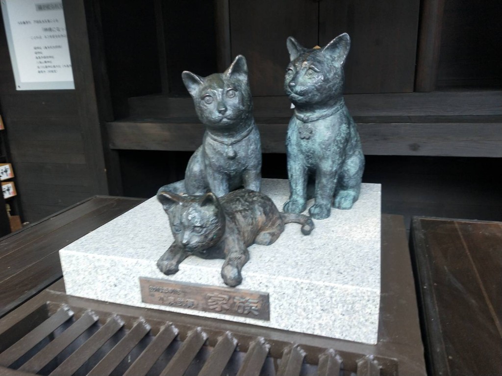 守護天神に置かれる猫の銅像