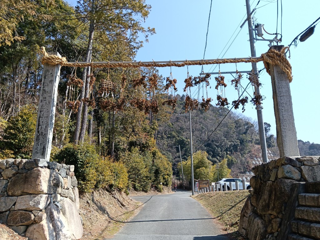 神峯山寺の勧請掛に吊るされる樒
