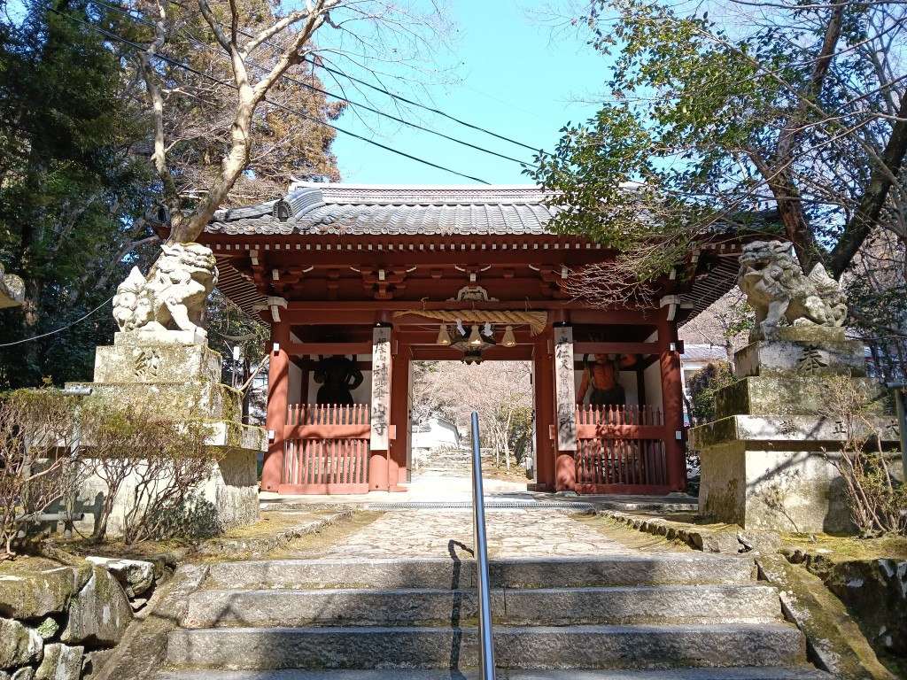 どっしりと構える神峯山寺の山門（仁王門）