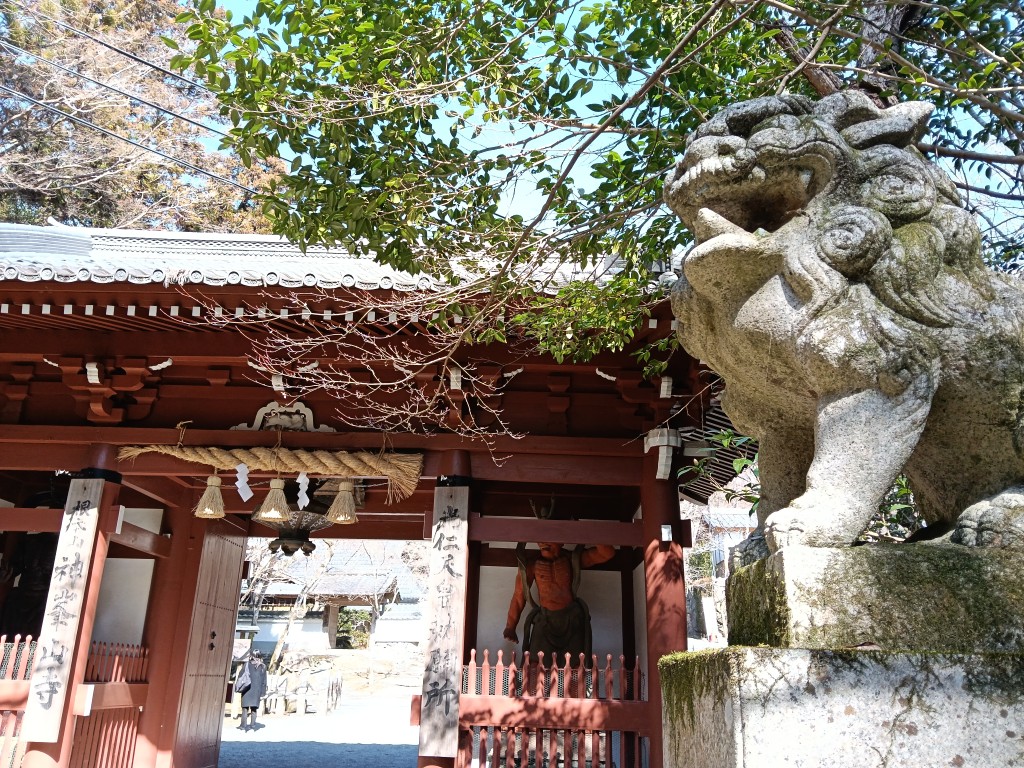 山門の前に狛犬がいるのは、神仏習合のなごり