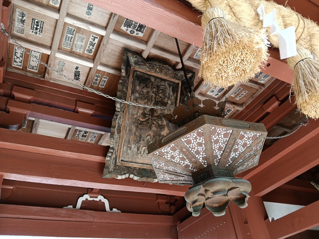 山門の中に掲げられた根本山の扁額