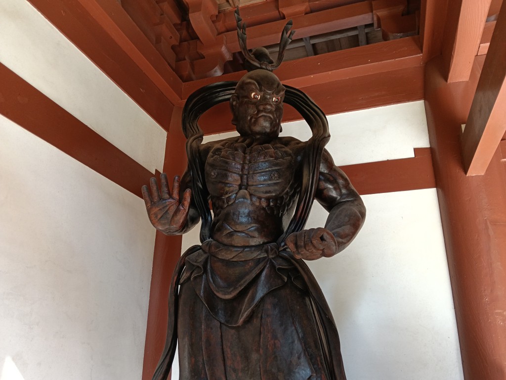 山門内の黒色の仁王像