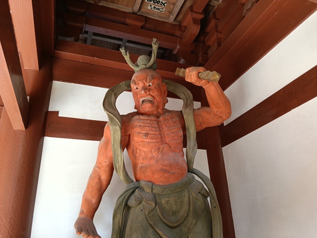 山門内の赤色の仁王像