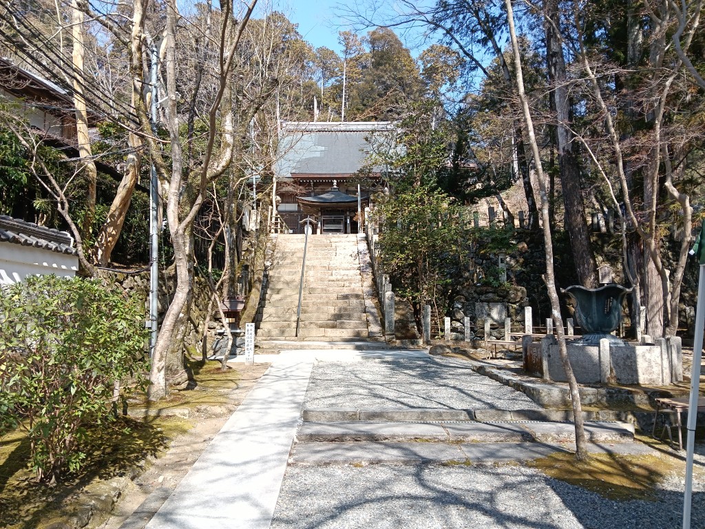 本堂近くの参道、目の前には高い階段