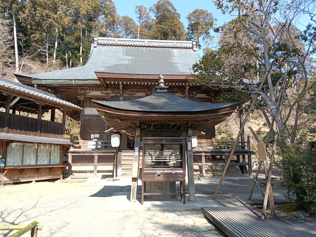 神峯山寺の本堂、目の前には大きな香炉がある