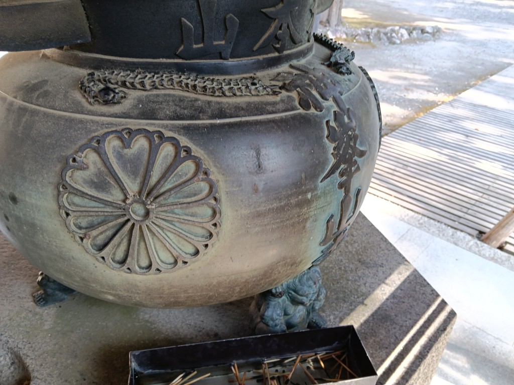 香炉に飾るムカデのデザイン