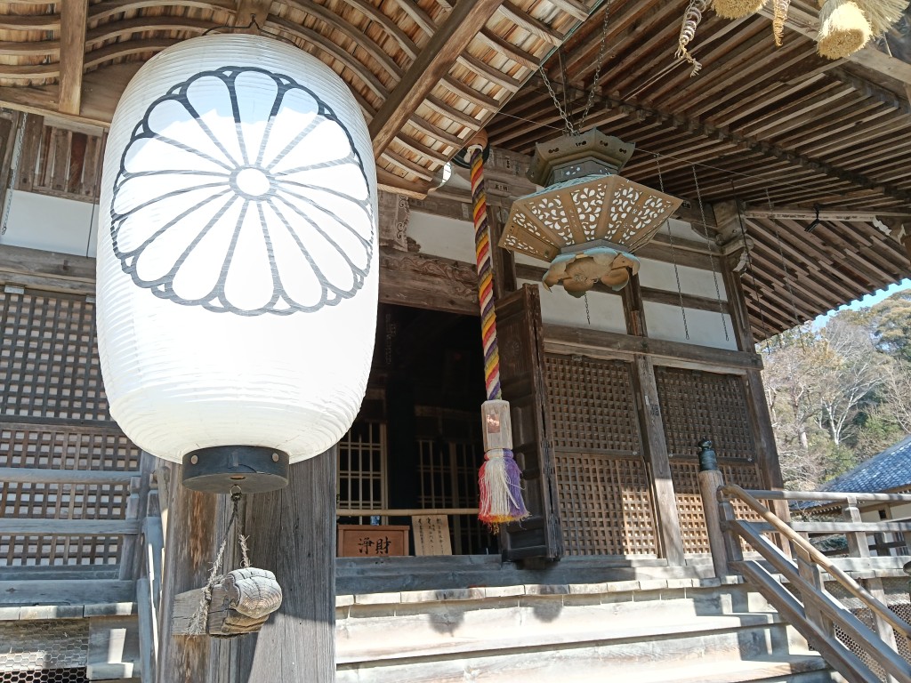 本堂にある、皇室を表す十六葉八重表菊の紋章入の提灯
