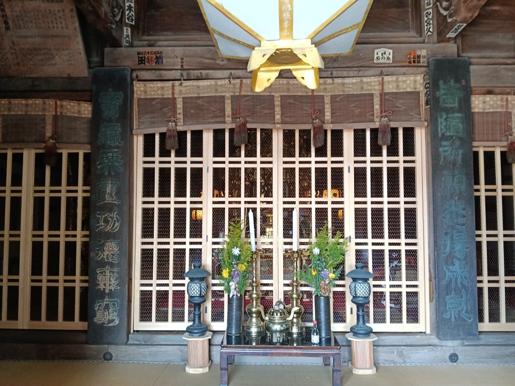 神峯山寺の本堂内