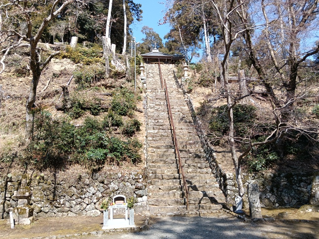 開山堂へ向かう長い階段