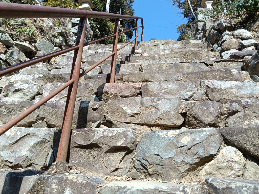 一段一段が高い階段。気をつけて上ろう