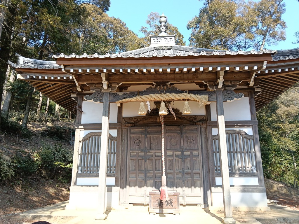 神峯山寺の本堂の裏にある役小角を祀る開山堂