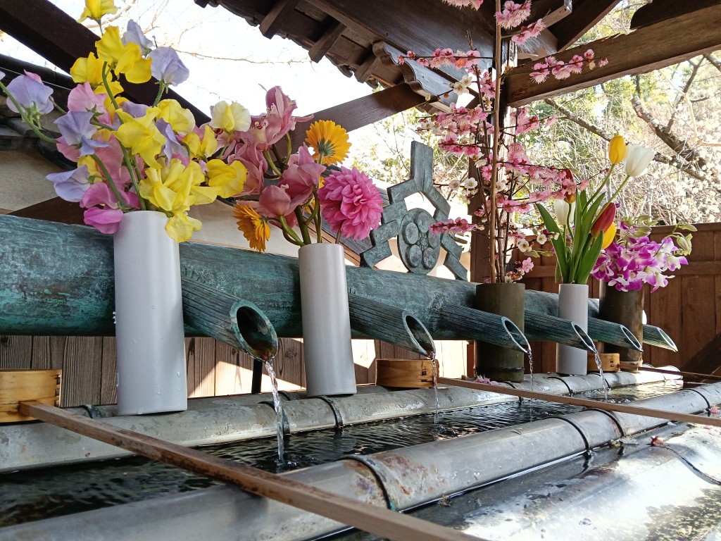 上宮天満宮の手水舎に飾られた綺麗な花