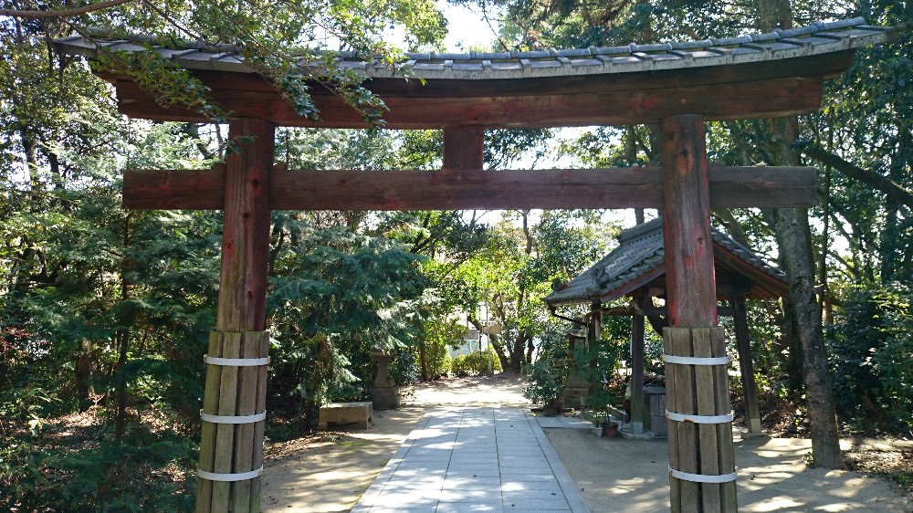 二の鳥居は木で出来ており、上部には瓦を乗せる珍しい鳥居