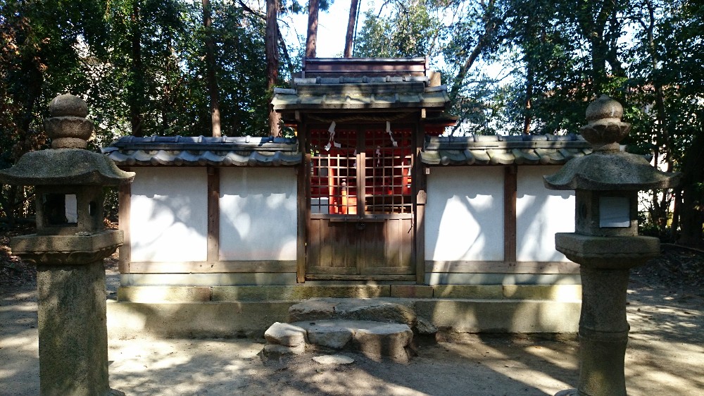 貴船神社の正面。手前には二基の灯籠が置かれている