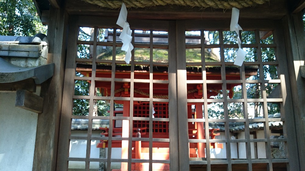 中には朱色の社が鎮座する。高龗(たかおかみ)と継体天皇を祀る。