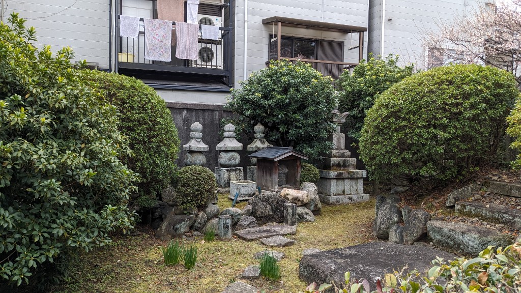 東向観音にある土蜘蛛の灯籠