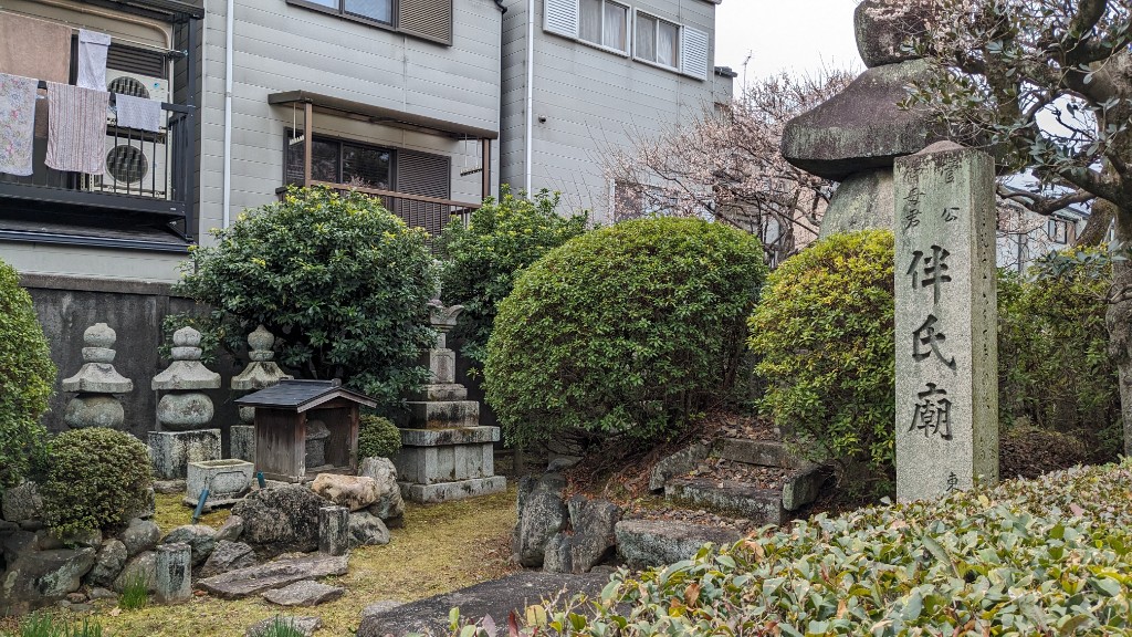 大きな五輪塔は伴氏廟。菅原道真の母君の御廟ともいわれている。