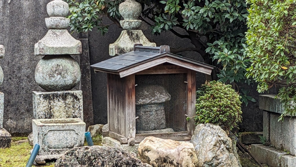 小さな祠の中で異様な雰囲気を放つ土蜘蛛の灯籠