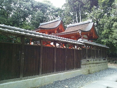 交野天神社の本殿と末社の八幡社が横並びに鎮座する