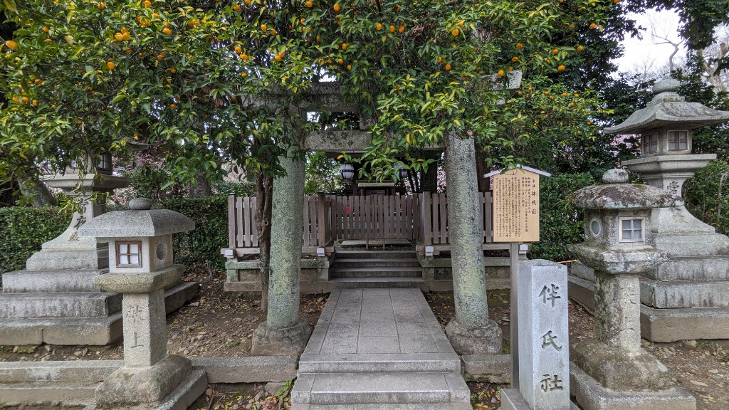北野天満宮の境内にある【伴氏社】。菅原道真の母を祀る。