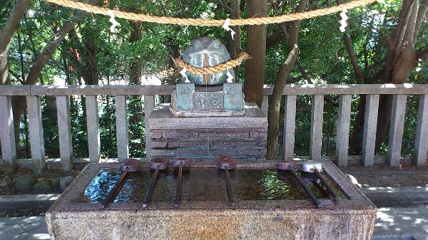 淡嶋神社の蛙の形をした手水舎