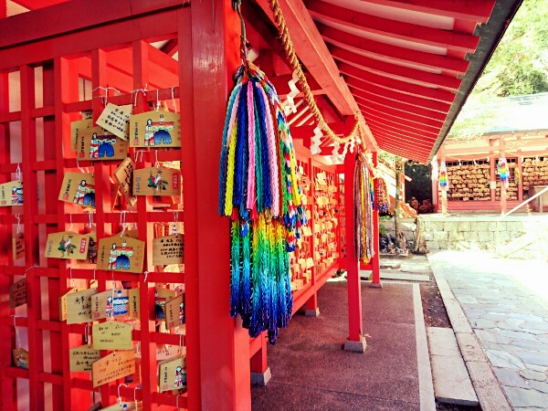 淡嶋神社の境内には、お雛様の絵が描かれた絵馬が奉納されている